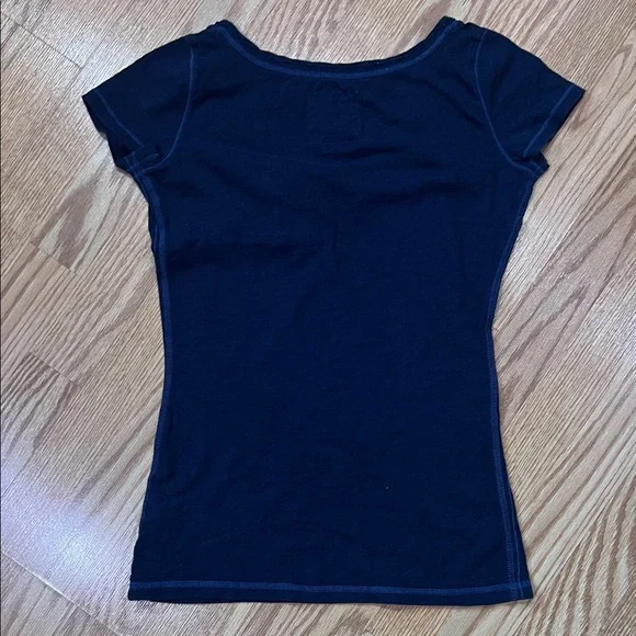 Hollister Women's Dark Blue V-Neck Tee - Picture 4 of 4